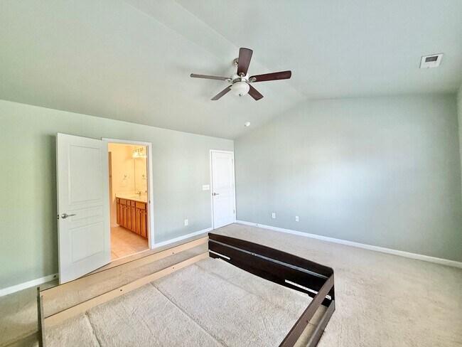 Building Photo - Charming 3BD, 2.5BA Raleigh Townhome with a Fenced Yard Near Shopping, Dining, Interstates, and R...