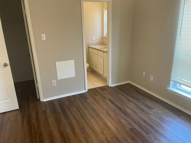 Building Photo - AUGUST 2026 PRE-LEASE  Spacious Updated 2 ...