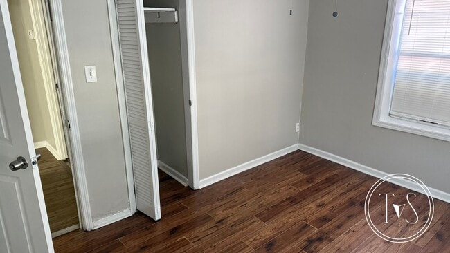 Building Photo - RATE DROP ALERT! (was $1600/month) and WINTER MOVE-IN SPECIAL: $750 OFF 1st MONTH'S RENT!**