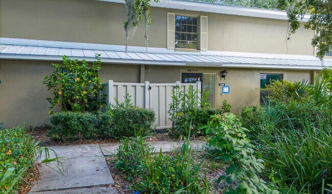 Building Photo - 11316 W Bayshore Dr