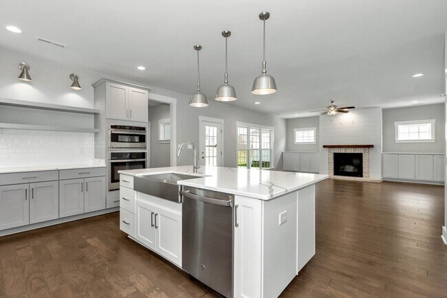 Building Photo - Luxury Craftsman Home in Monrovia Springs