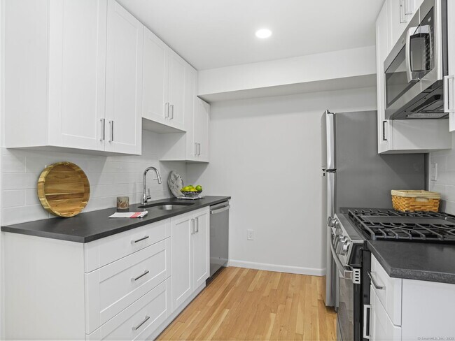 Building Photo - 240 Sunnyridge Ave