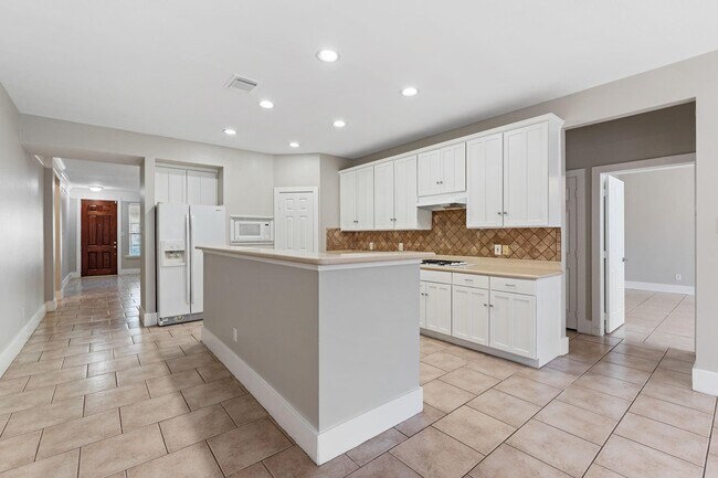 Building Photo - 16727 Sonoma Del Norte Dr