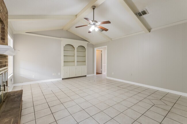 Building Photo - 222 Magic Oaks Dr
