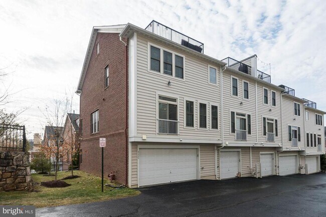 Building Photo - 3309 S Kemper Rd