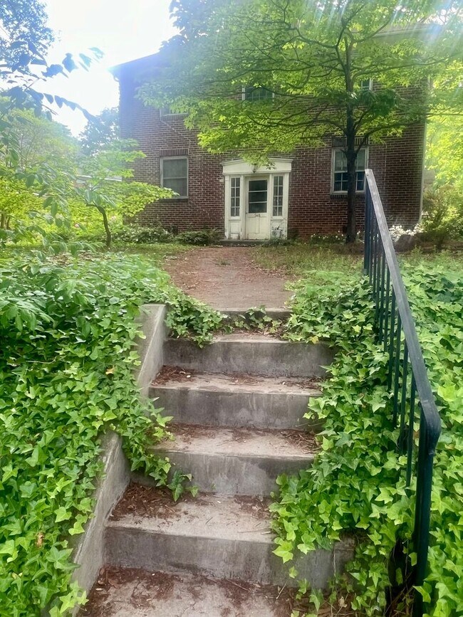 Building Photo - One bedroom, 1 bath apartment in Burlington