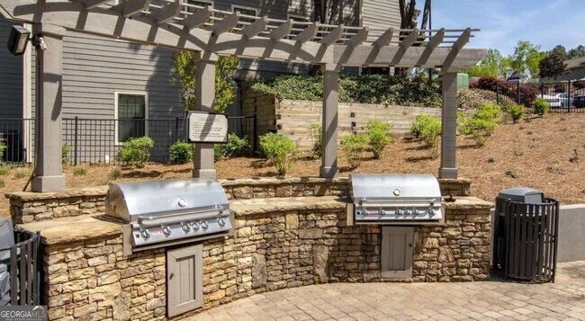 Building Photo - 100 Pinhurst Dr