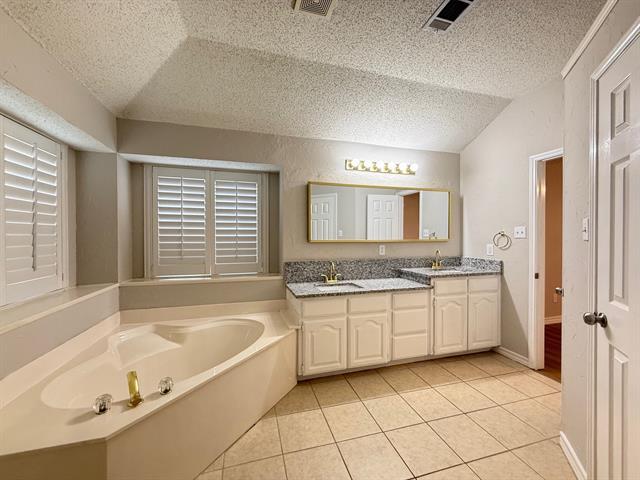 Building Photo - 621 Oak Forest Ln