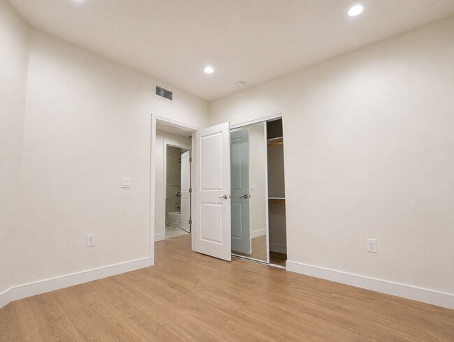 Building Photo - 14411 Vanowen St
