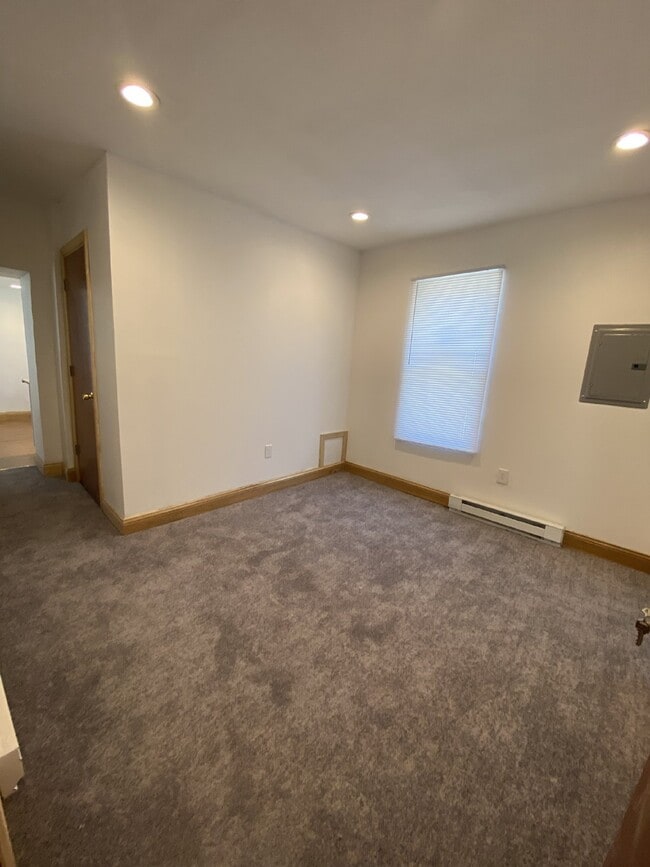 Building Photo - Renovated 1 bedroom Apartment for Rent