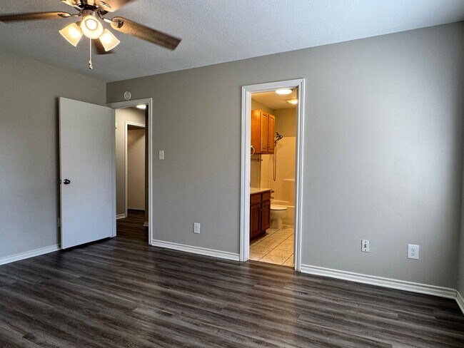 Building Photo - 411 Hickory Rd