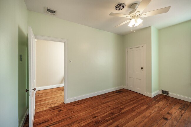 Building Photo - 206 S 43rd St
