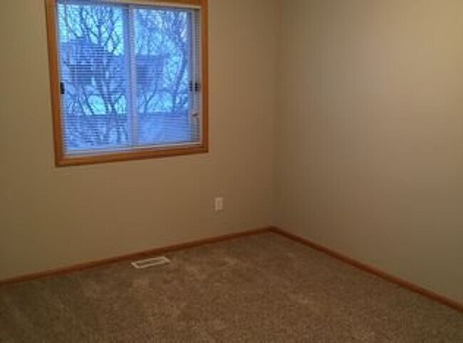 Building Photo - 2 Bed + Loft/1.5 Bath Townhouse- Great Location! Available August 1st!