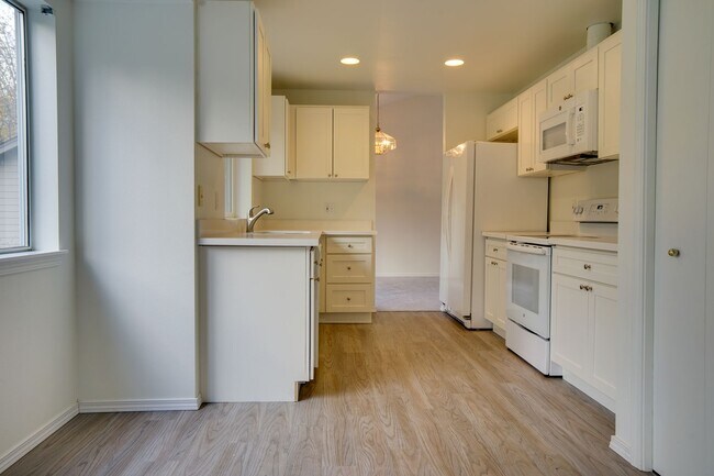 Building Photo - Renton Multi-level home