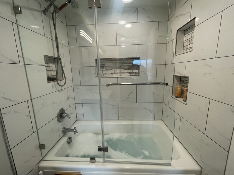 Bathroom (Whirlpool Tub/Shower) - 1280 West Peachtree St