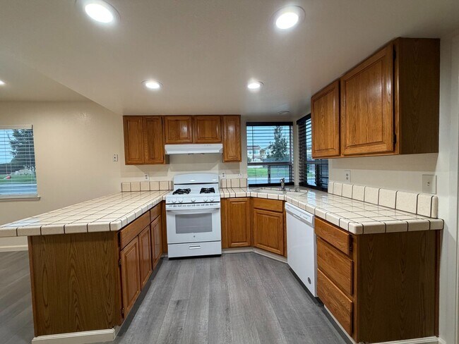 Building Photo - 745 Cedar Dr