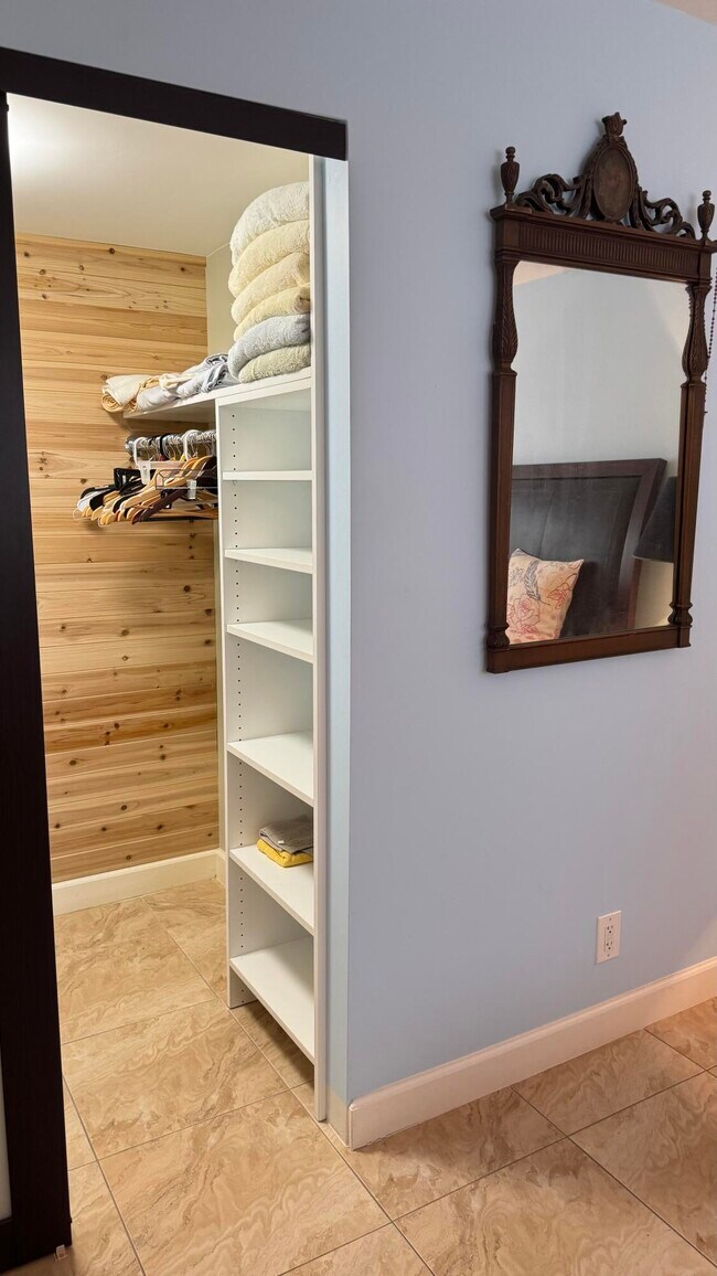 Building Photo - 2841 Somerset Dr