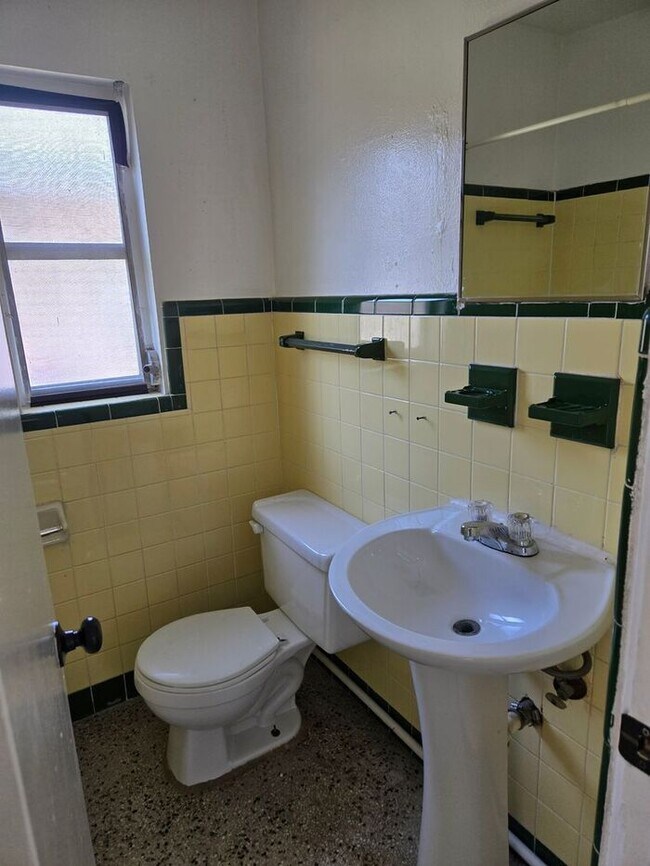 Building Photo - Charming 1/2 duplex in the heart of Orlando