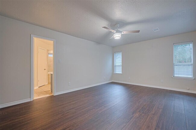 Building Photo - 520 S Rivershire Dr