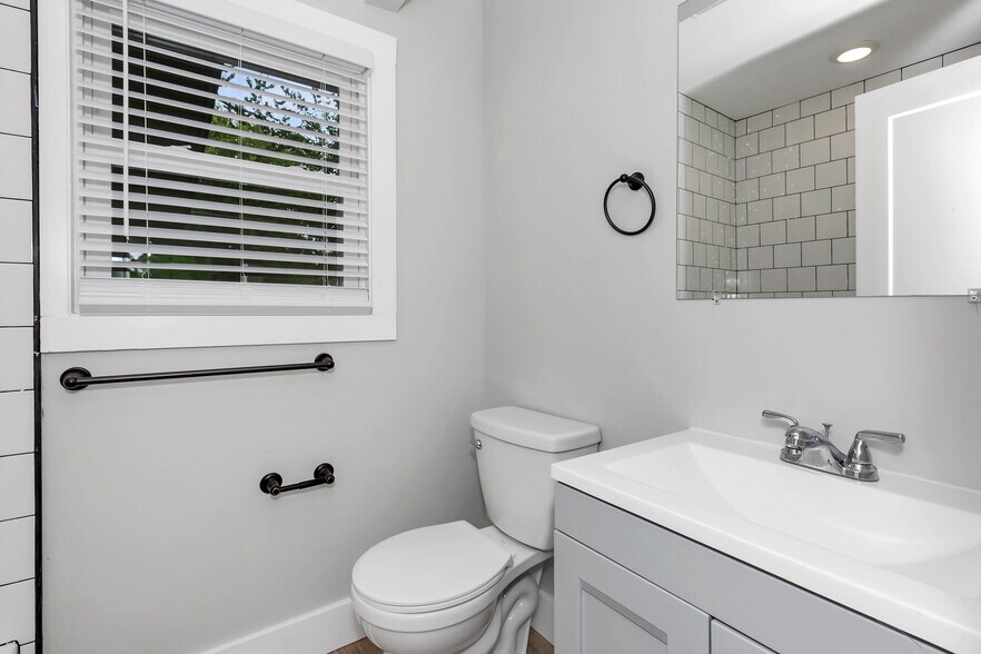 Building Photo - 3506 Oleander Rd SW