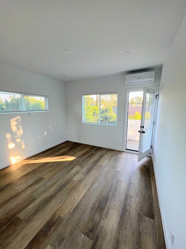 Building Photo - 5700 Vanalden Ave