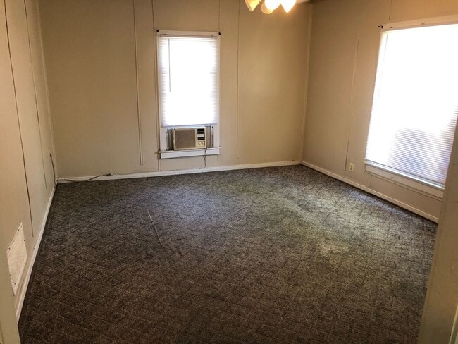 Building Photo - $875 - 2 bed 1 bath - Single Family Home