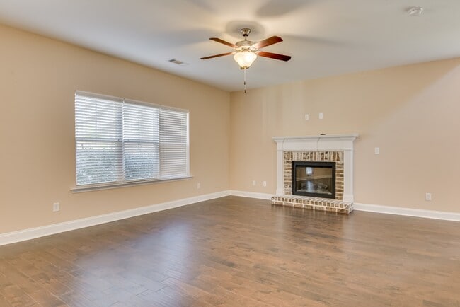 Building Photo - 926 Linsmore Ave