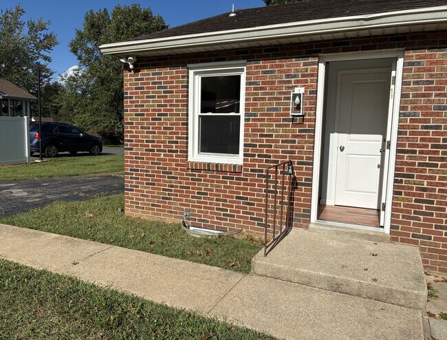 Building Photo - 808 Martin Rd
