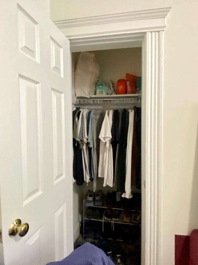 Building Photo - Nicely maintained, inexpensive studio in a...
