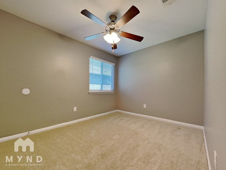 Building Photo - 1100 Mitchell Dr