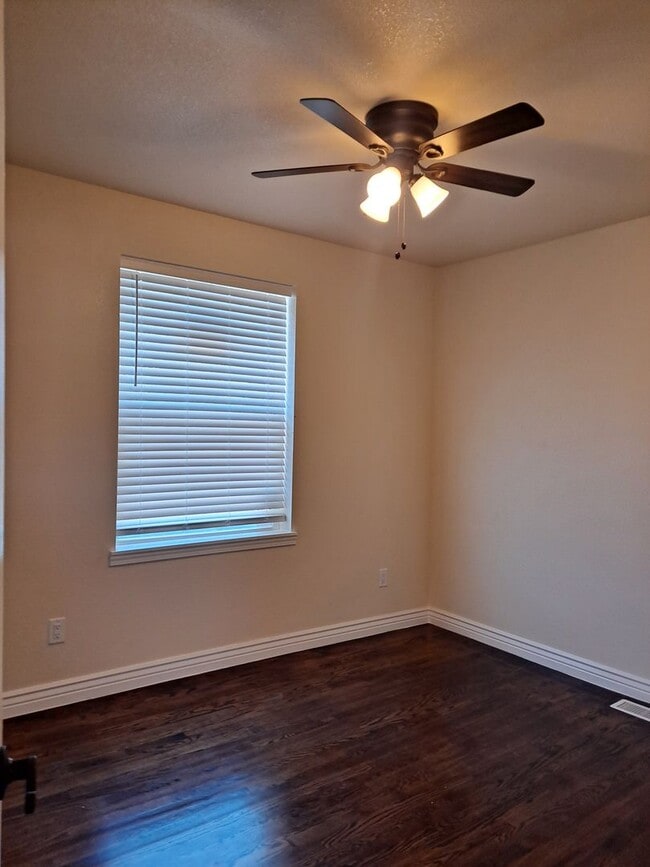 Building Photo - ALL PROSPECTIVE TENANTS MUST SUBMIT A $58 ...