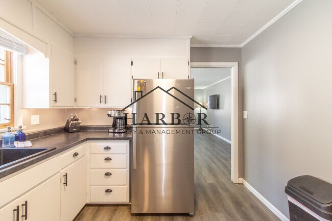 Building Photo - 5th Avenue SE Duplex