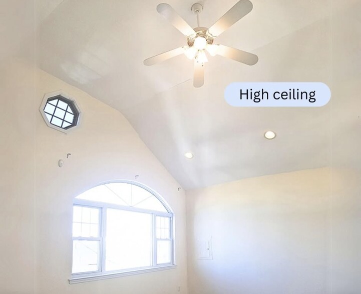 High ceiling - 510 Bedford Ave