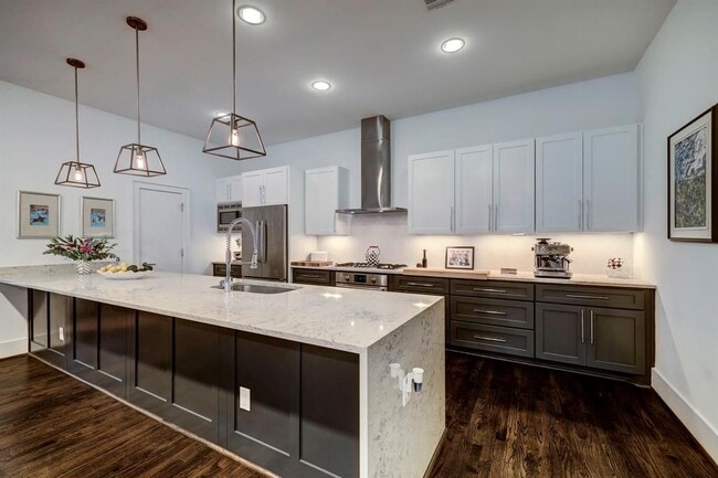 Building Photo - 2007 Brun St