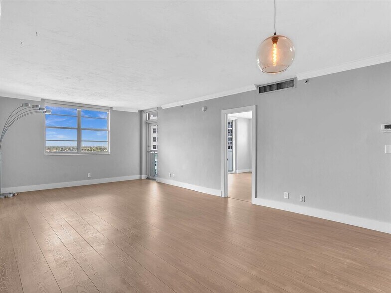 Building Photo - 3001 S Ocean Dr
