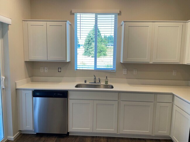 Building Photo - HALF OFF FIRST MONTHS RENT 3 Bed 2.5 Bath ...