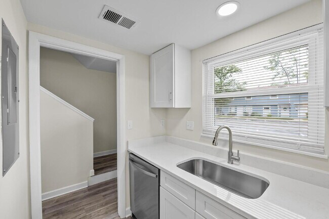 Building Photo - "Charming 2-Bed Townhouse with Modern Comf...