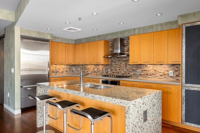 Building Photo - 1260 NW Naito Pky