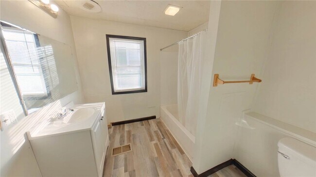 Building Photo - 1083 Dewey Ave