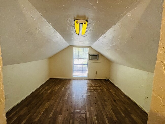 Building Photo - 602 North Blvd