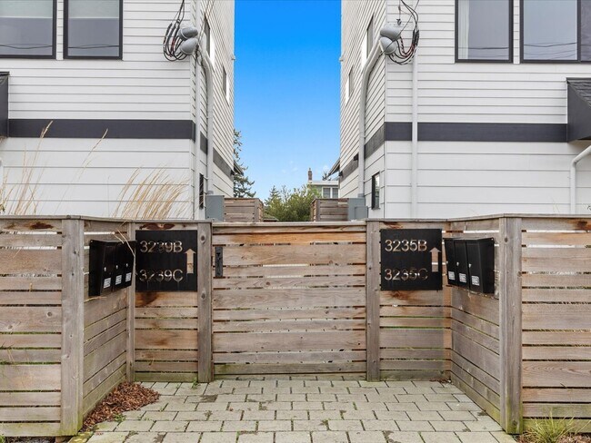 Building Photo - 2bd/1.75ba Seattle Home