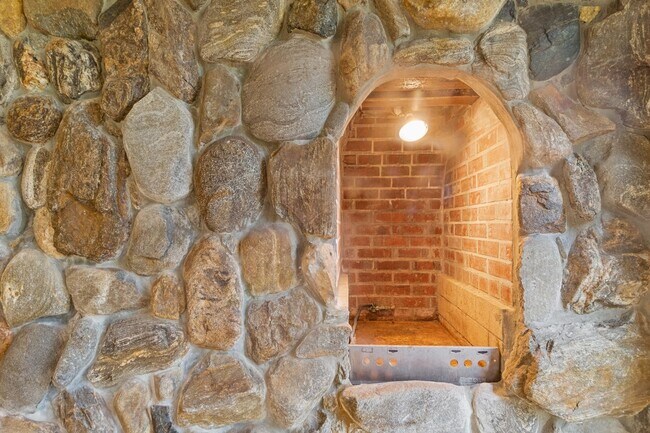 Building Photo - Escape to Your Private Paradise!