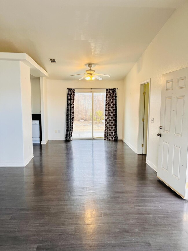 Building Photo - 4 Bedroom, 2 Bath Home with Attached Garag...