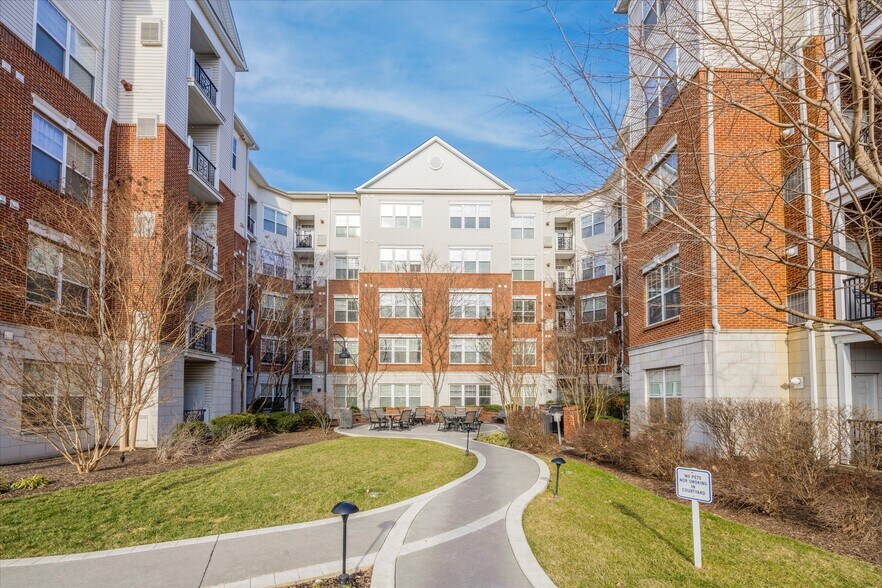 Building Photo - 350 W Elm St