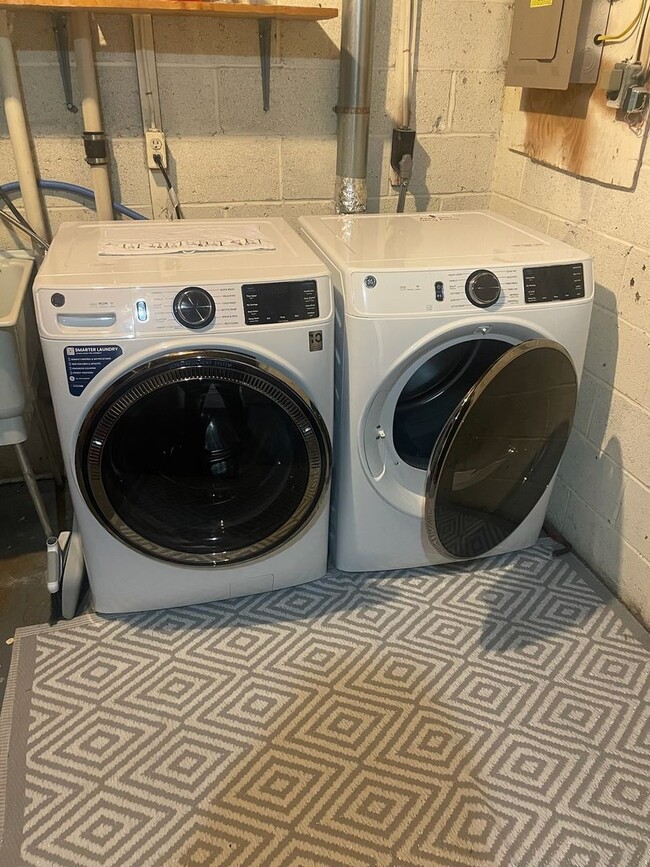 Building Photo - BEAUTIFLLY UPDATED TOWNHOME