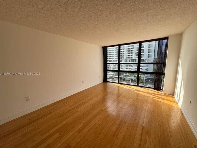 Building Photo - 600 NE 36th St