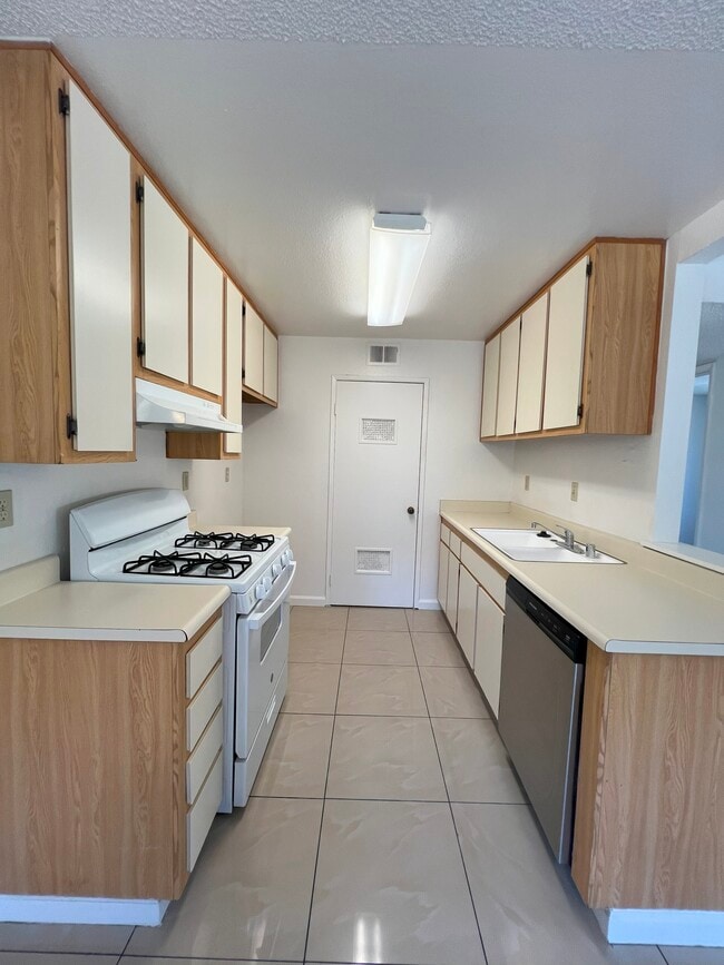 Building Photo - 2570 W Lincoln Ave