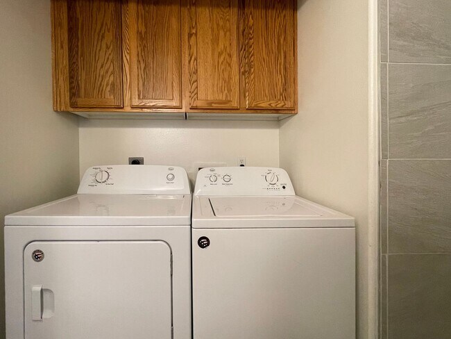 Building Photo - Lakeview Orem Living – 3 Bed Near UVU