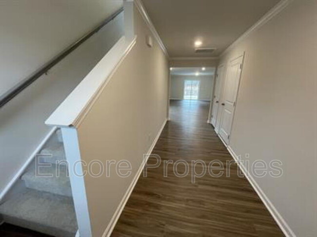 Building Photo - 800 Bellewood Gardens Dr