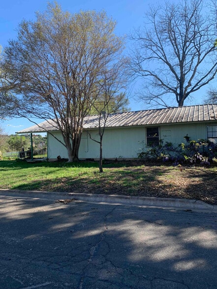 Building Photo - 600 Lakeshore Dr